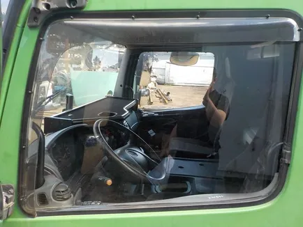 9737200118 MERCEDES Стекло двери левое, Отсутствует