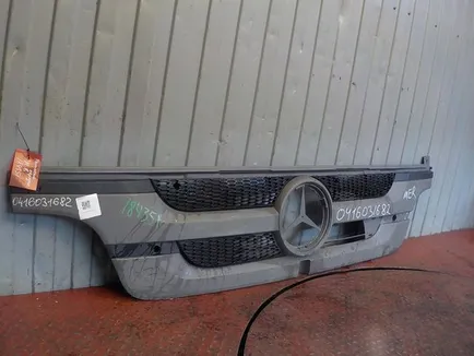 9728800085 MERCEDES Решетка передняя