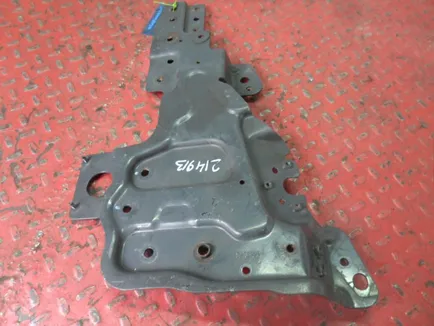 82872995 VOLVO Кронштейн решетки радиатора правый