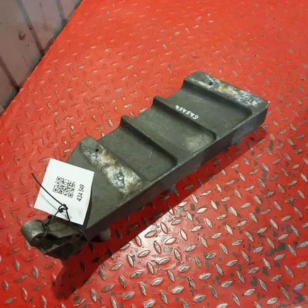 84220615 VOLVO Кронштейн подножки нижней левой