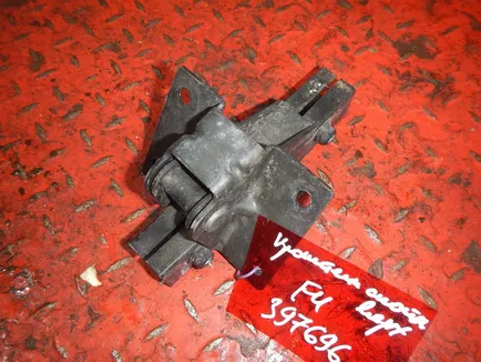 82432175 VOLVO Кронштейн спойлера
