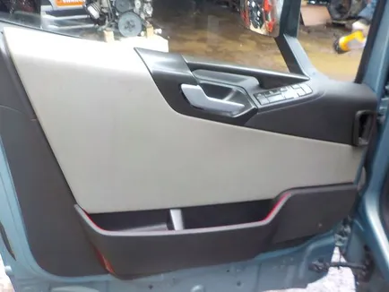 82909847 VOLVO Обшивка двери, Отсутствует