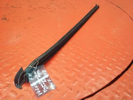 82178206 VOLVO Уплотнитель стекла
