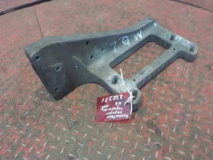 9436660931 MERCEDES Кронштейн корпуса подножки левый, Отсутствует
