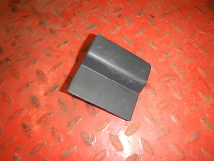 84134279 VOLVO Накладка петли капота, Отсутствует