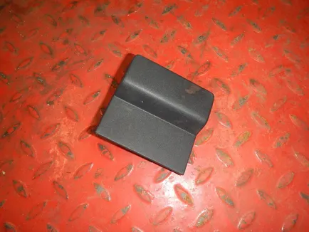 84134281 VOLVO Накладка петли капота, Отсутствует