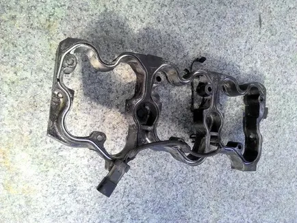 5010240424 RENAULT Проставка клапанной крышки