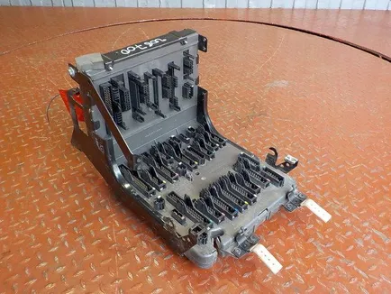 5010466930 RENAULT Блок предохранителей, Отсутствует