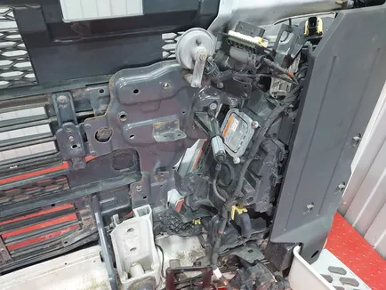 84146830 VOLVO Кронштейн фары, Отсутствует