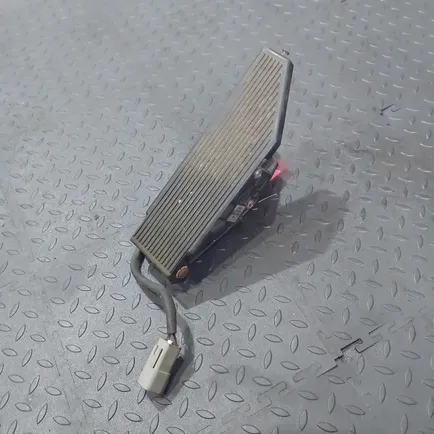 5010505303 RENAULT Педаль газа, Отсутствует