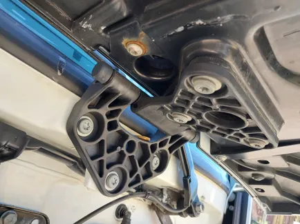 504306106 IVECO Петля капота