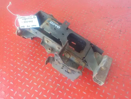 9305203733 MERCEDES Кронштейн подножки, Отсутствует
