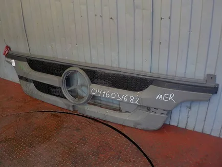 9728880023 MERCEDES Решетка передняя