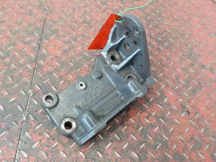 7421099435 RENAULT Кронштейн ролика натяжителя