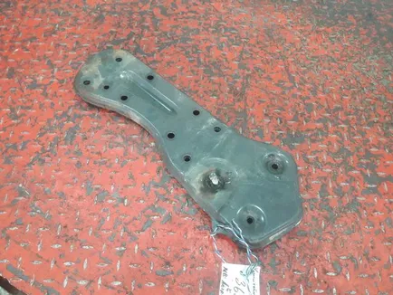 9436600531 MERCEDES Кронштейн подножки нижней правой
