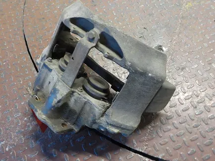 5001858404 RENAULT Суппорт левый