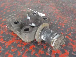 6795008 VOLVO Кронштейн реактивной тяги