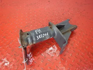 82928883 VOLVO Кронштейн бампера левый