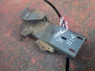 9305209233 MERCEDES Кронштейн подножки верхней правой
