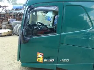 84043040 VOLVO Стекло двери левое