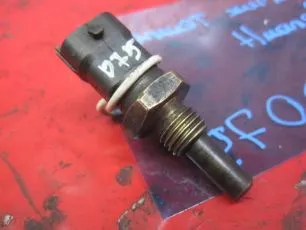 7421531072 RENAULT Датчик температуры охлаждающей жидкости
