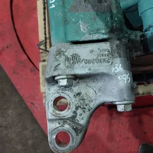 21176290 VOLVO Опора двигателя