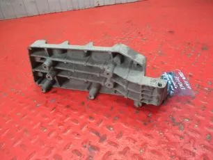 82412169 VOLVO Кронштейн подножки нижней левой