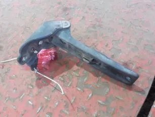82192396 VOLVO Петля решетки радиатора