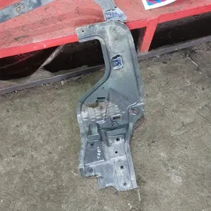 9437500168 MERCEDES Кронштейн капота правый