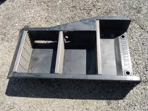 5010606152 RENAULT Корпус подножки нижний левый