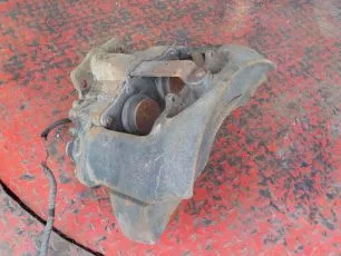 5001858405 RENAULT Суппорт правый