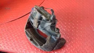 9444204601 MERCEDES Суппорт передний левый