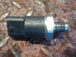 5001853014 RENAULT Датчик давления топлива