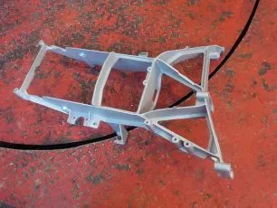 SP40180031 SIMPECO Кронштейн фары левой