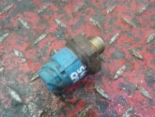 5010398062 RENAULT Датчик давления масла