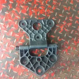 504306106 IVECO Петля капота
