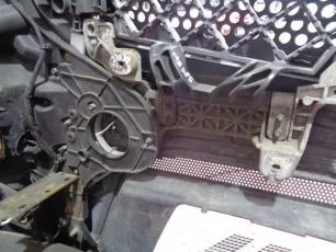 9608801065 MERCEDES Кронштейн корпуса подножки левый