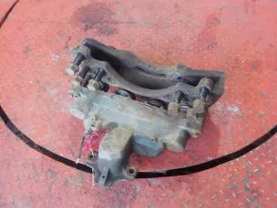 20527036 VOLVO Суппорт передний левый