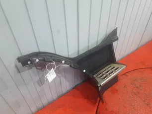 82644147 VOLVO Корпус подножки верхний правый