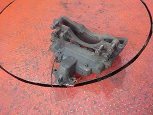 21487605 VOLVO Суппорт передний правый