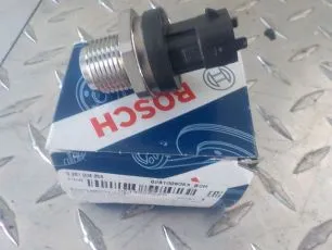 281006053 BOSCH Датчик давления топлива