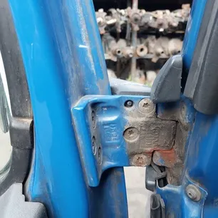 20398135 VOLVO Петля двери верхняя левая