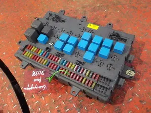 5010428876 RENAULT Блок предохранителей