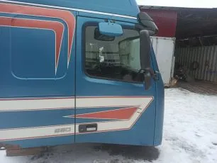 8140915 VOLVO Стекло двери правое