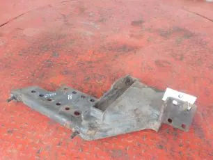 504007883 IVECO Кронштейн усилителя бампера правый