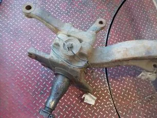 9423320702 MERCEDES Кулак поворотный правый