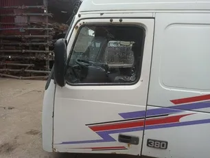 20768970 VOLVO Стекло двери левое