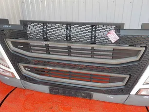 82180491 VOLVO Молдинг решетки радиатора