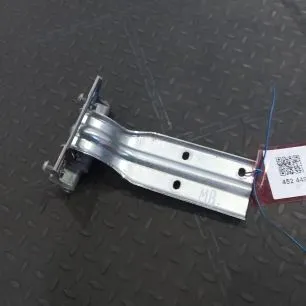 9607501351 MERCEDES Петля бардачка