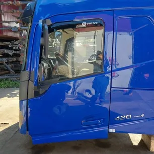 82183078 VOLVO Дверь левая